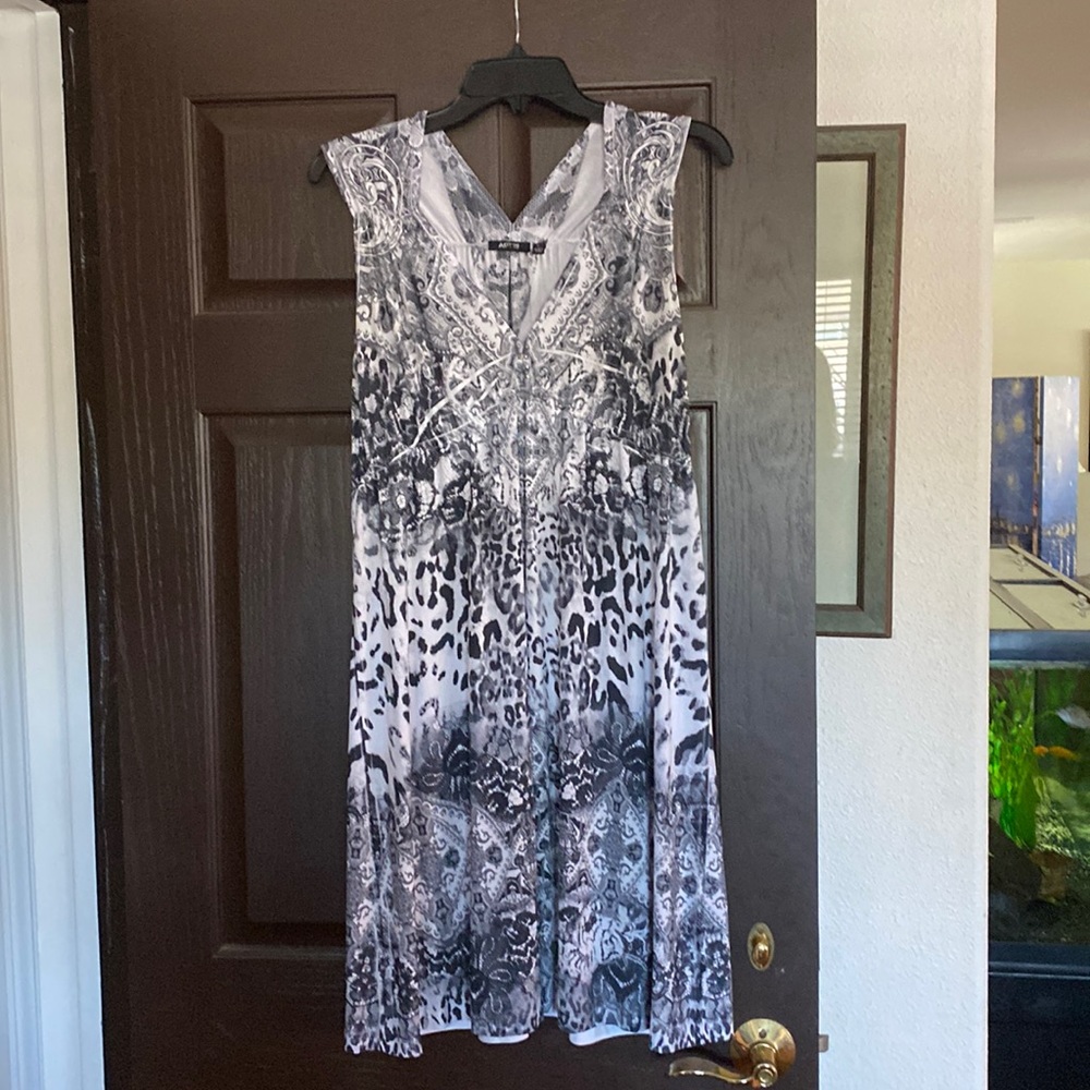 DRESS APT 9
